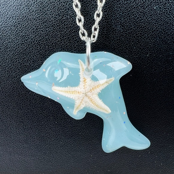 Jewelry - Vintage, starfish in resin blue dolphin pendant silvertone island chic necklace
